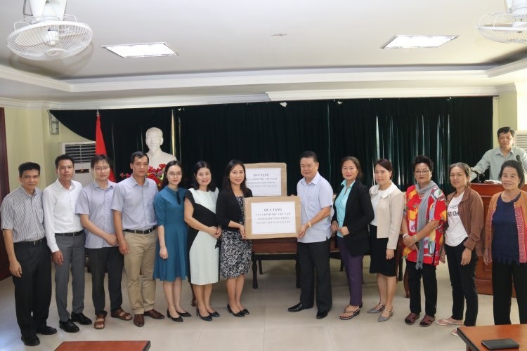 Chính phủ trao tặng khẩu trang y tế cho cộng đồng người Việt Nam tại Lào