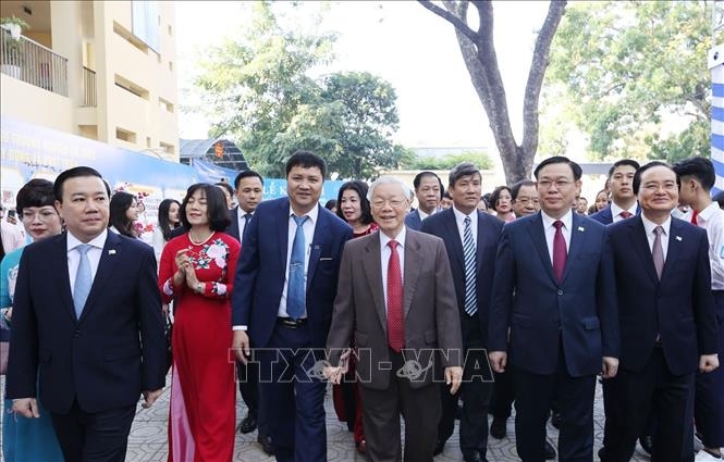 Tổng Bí thư, Chủ tịch nước Nguyễn Phú Trọng, cựu học sinh trường THPT Nguyễn Gia Thiều đến dự Lễ kỷ niệm 70 năm thành lập Trường. Ảnh: TTXVN