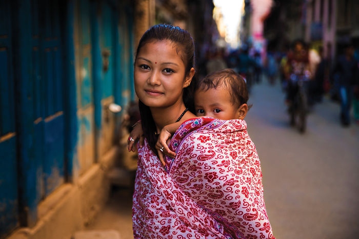 Mẹ cõng con ở Kathmandu, Nepal.