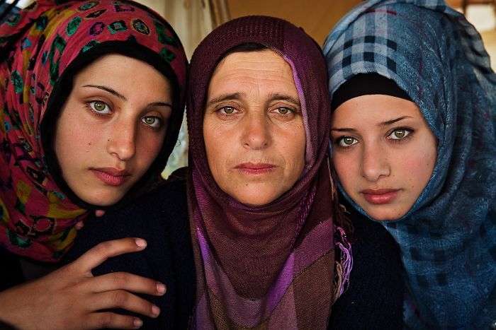 Người mẹ và 2 cô con gái xinh đẹp ở Syria.