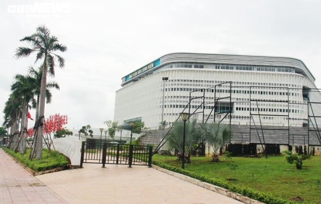 Làng Đại học Quốc gia TP HCM là một trong những công trình trọng điểm được đầu tư cơ sở vật chất hiện đại. "Ngôi làng" này có khoảng hơn 70.000 sinh viên đang theo học tại hệ thống các trường thành viên, gồm: Bách khoa, Khoa học Tự nhiên, Khoa học xã hội và Nhân văn, Quốc tế, Công nghệ thông tin, Kinh tế - Luật, An Giang và Khoa Y.