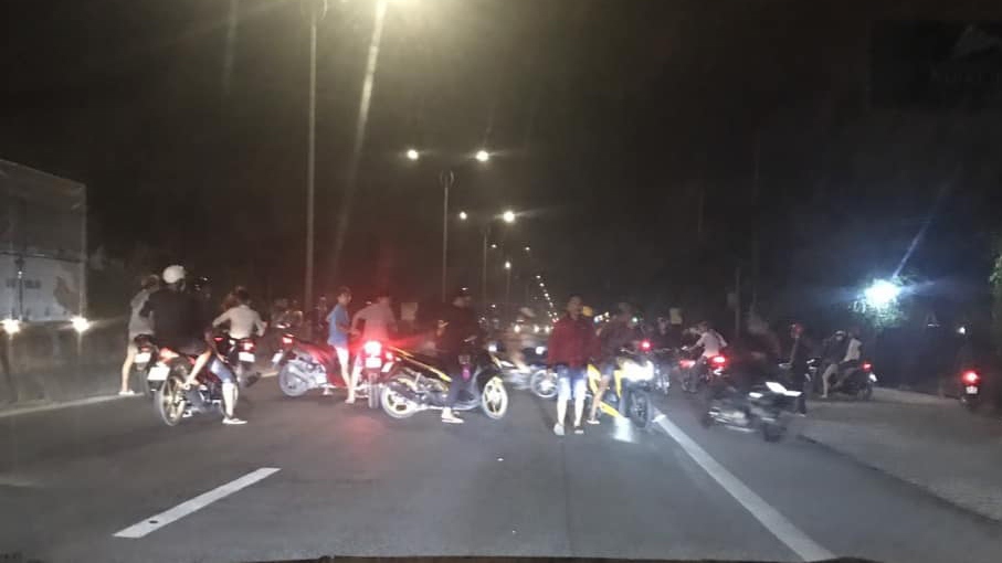 Gần trăm đối tượng đua xe trái phép tại quốc lộ 1 địa bàn xã Long An, huyện Châu Thành, Tiền Giang vào tối ngày 7/11