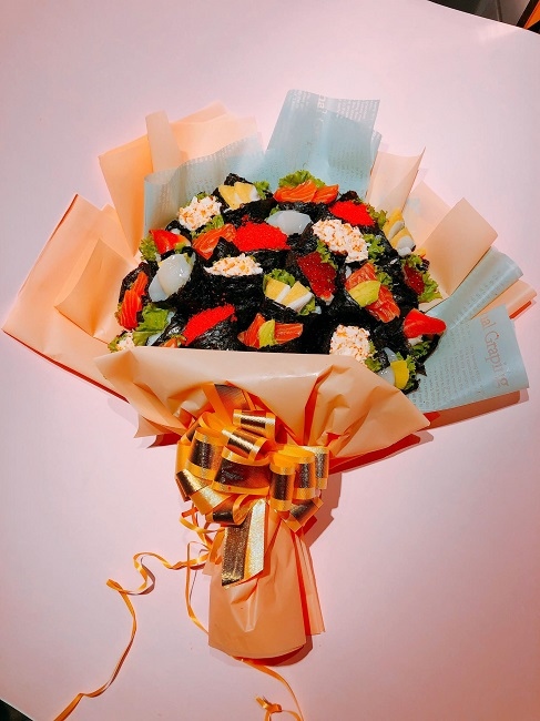 Đây là bó hoa làm quà tặng dịp 20/11, được làm từ cá hồi và rong biển.