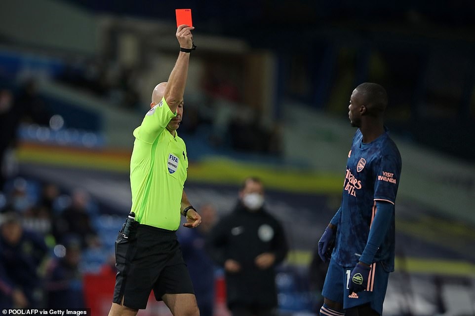 Tấm thẻ đỏ của Nicolas Pepe che mờ diễn biến trận đấu giữa Leeds và Arsenal tại vòng 9 Premier League.