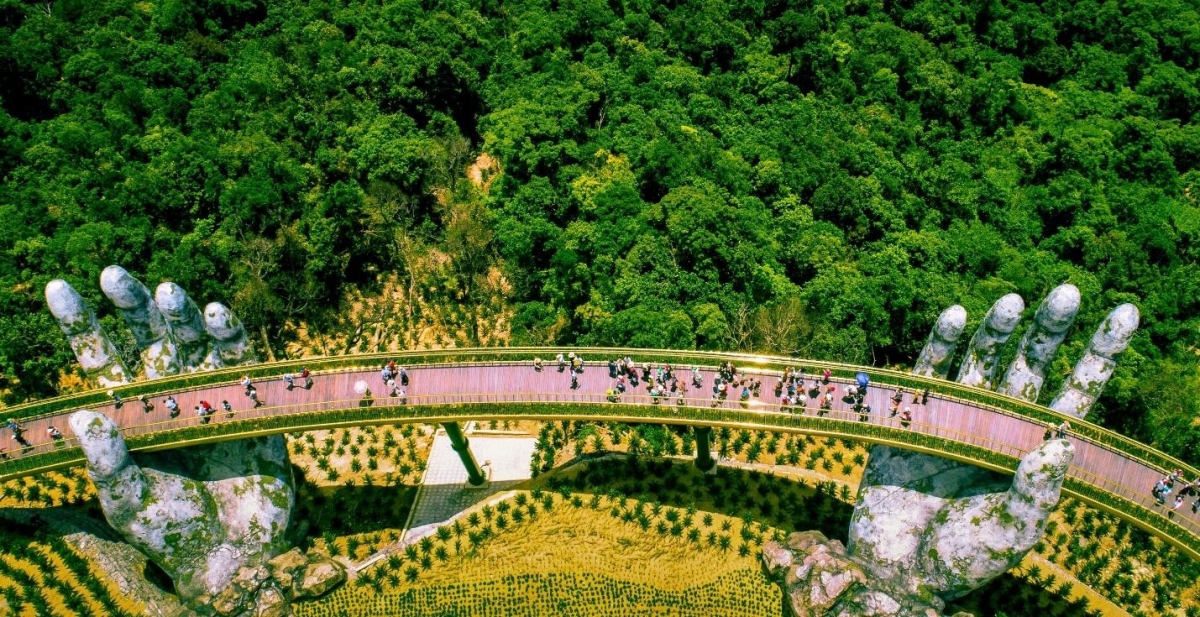 Không còn phải bàn cãi nữa, Cầu Vàng nhất định là điểm check-in đỉnh nhất Đà Nẵng. Đây được mệnh danh là "đài vọng cảnh" của thành phố ven sông Hàn, nơi mà mỗi khoảnh khắc lại là một bức tranh hoàn toàn khác biệt.
