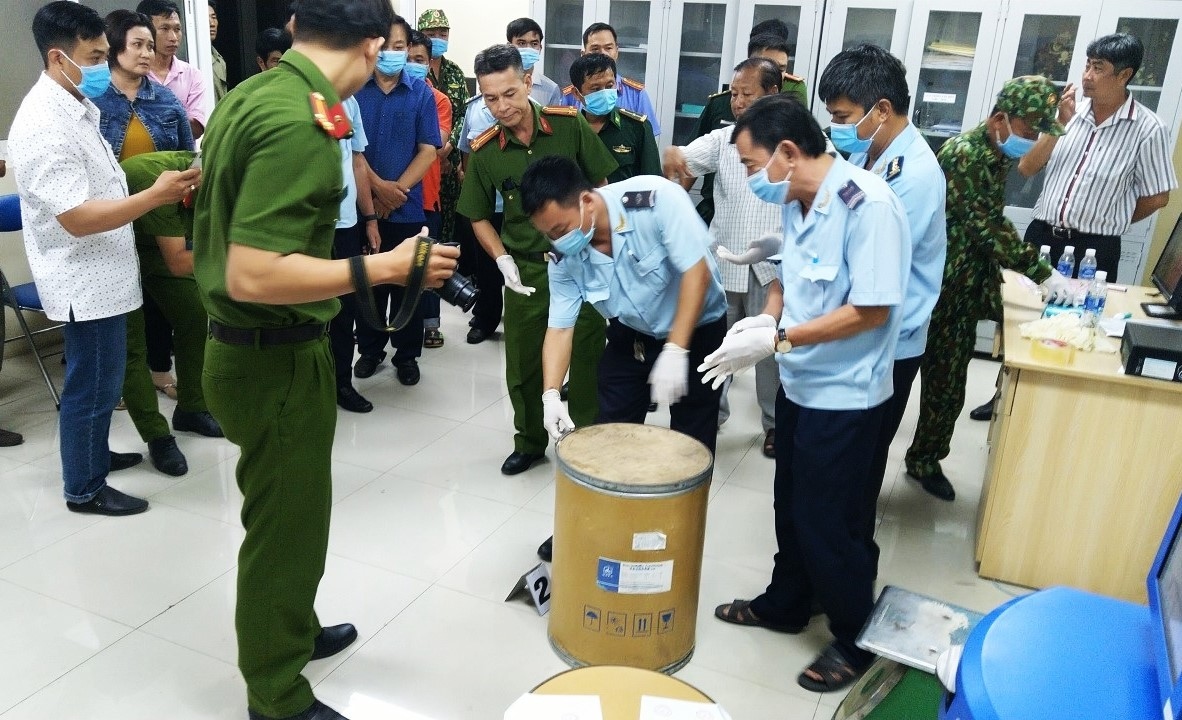 Lực lượng chức năng khám xét khẩn cấp kho hàng Đ.D, tại khóm Xuân Hòa, thị trấn Tịnh Biên, huyện Tịnh Biên, tỉnh An Giang.