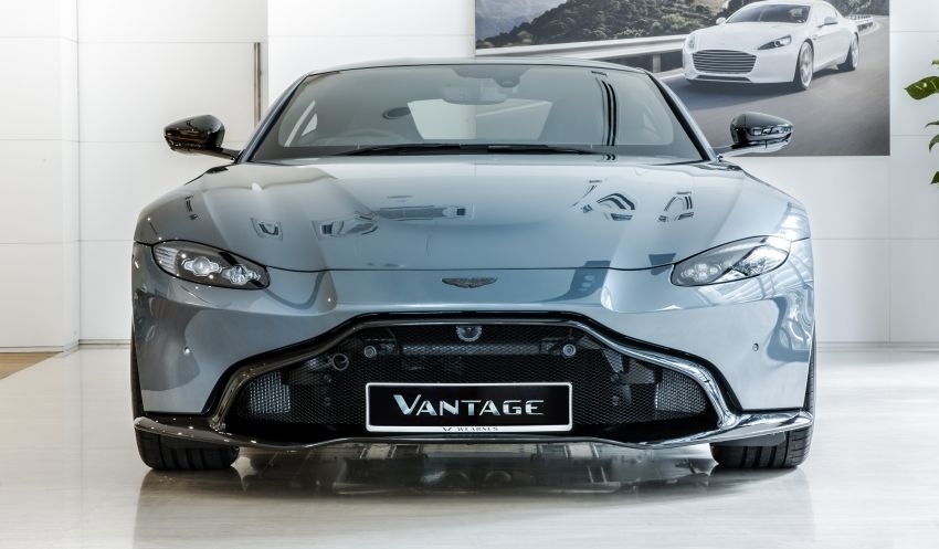 Aston Martin Vantage Dark Knight Edition là mẫu xe được phát triển dựa trên chiếc Vantage V8 trước khi được điều chỉnh một chút để trở thành một chiếc coupe.