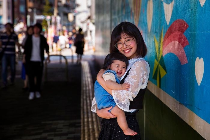 Tokyo, Nhật Bản: Shiori cùng con gái 6 tháng tuổi tên Kanade cười rạng rỡ.
