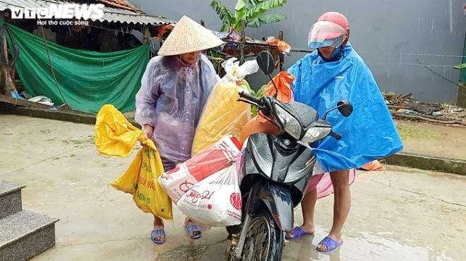Tại xã Cẩm Mỹ (huyện Cẩm Xuyên), hơn 20 hộ dân tại thôn Mỹ Phú và thôn Mỹ Hà được di dời an toàn ra khỏi khu vực lũ quét vào sáng 30/10.