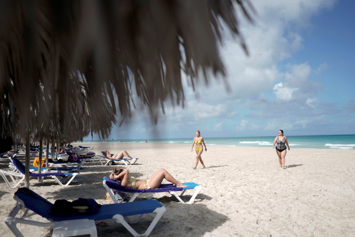 Du khách quốc tế tại bãi biển Varadero, Cuba tháng 11/2020.