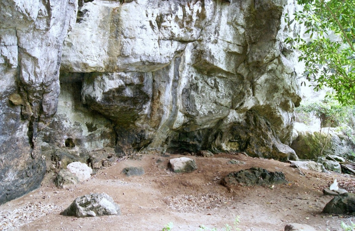 The rock cave where the Ruc people lived.