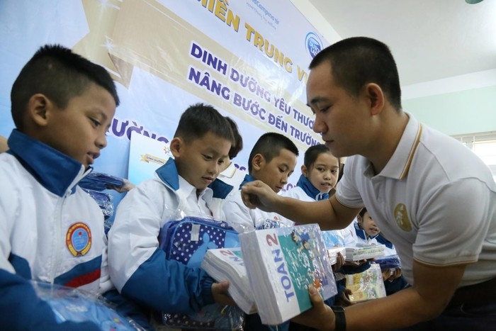 Sữa Cô Gái Hà Lan tặng quà cho hơn 1.700 học sinh vùng lũ