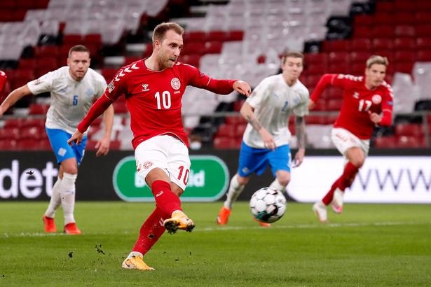 Christian Eriksen là người hùng của Đan Mạch với cú đúp từ chấm phạt đền ở phút 12 và 90+2.