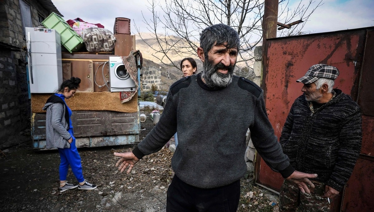 Ảnh: Người dân Armenia thu dọn, rút khỏi vùng lân cận Nagorno-Karabakh - Ảnh 2.