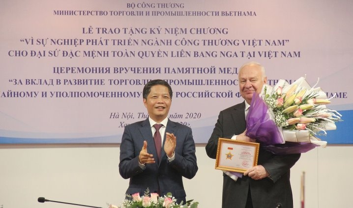Trao Kỷ niệm chương cho Đại sứ đặc mệnh toàn quyền Liên bang Nga tại Việt Nam