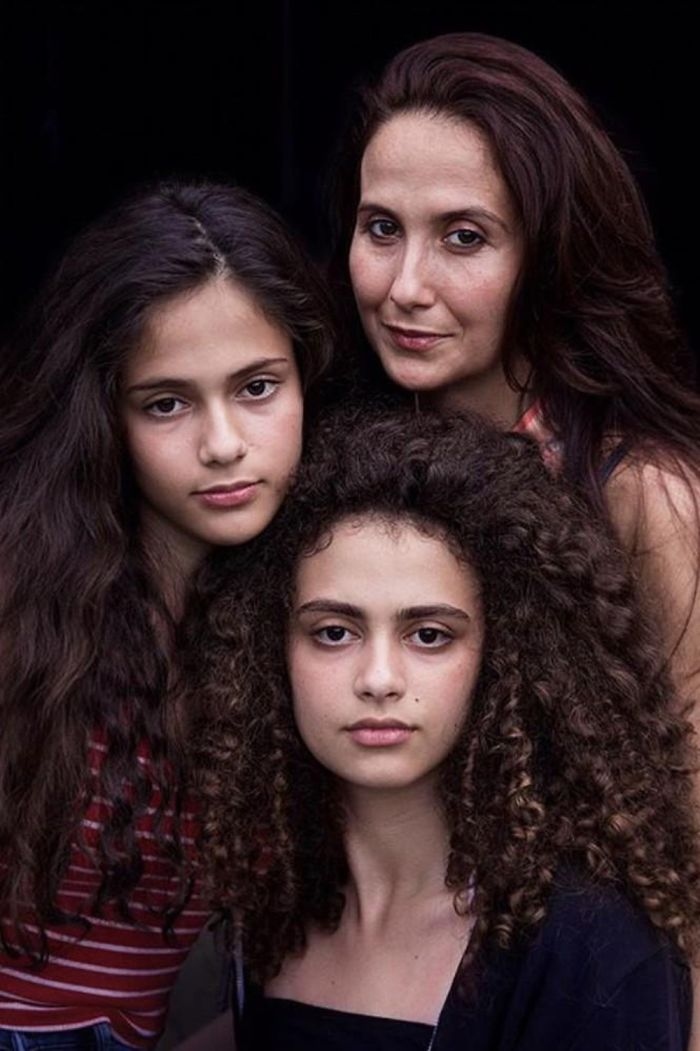 Hai cô con gái được thừa hưởng đôi mắt tuyệt đẹp của người mẹ (Romania)
