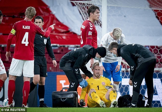 Sau khi nhận được sự chăm sóc của đội ngũ y tế, Kasper Schmeichel đã có thể tự đứng dậy và rời khỏi sân.