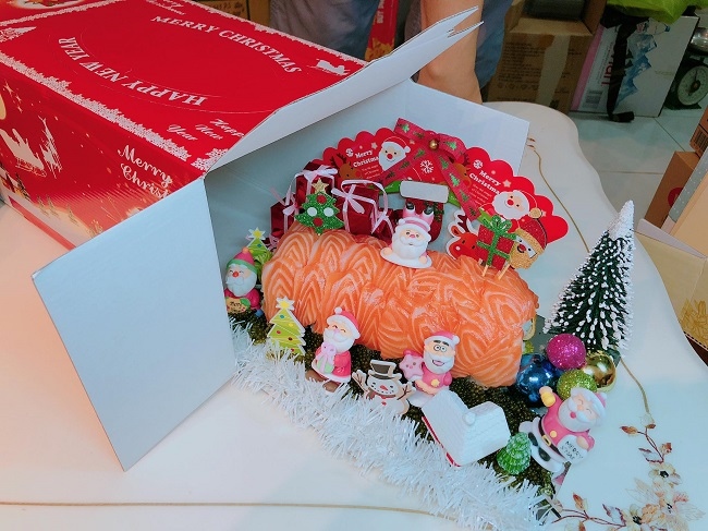 Cây thông Noel cũng được làm từ sushi./.