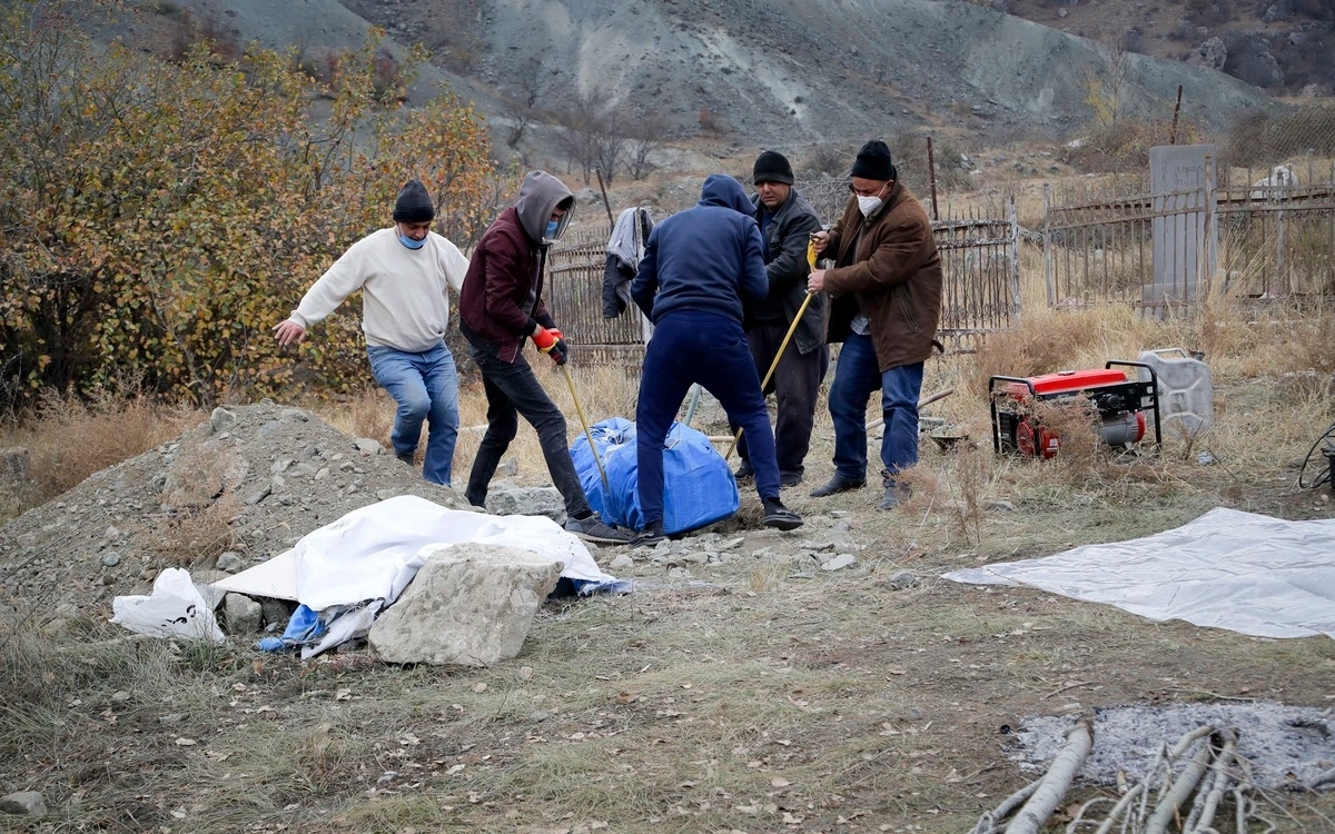 Ảnh: Người dân Armenia thu dọn, rút khỏi vùng lân cận Nagorno-Karabakh