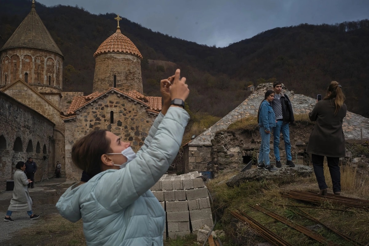 Ảnh: Người dân Armenia thu dọn, rút khỏi vùng lân cận Nagorno-Karabakh - Ảnh 4.