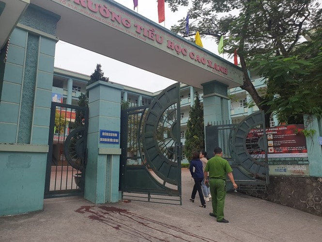 Quảng Ninh: Phụ huynh ẩu đả trước cổng trường học, một người bị đâm trọng thương
