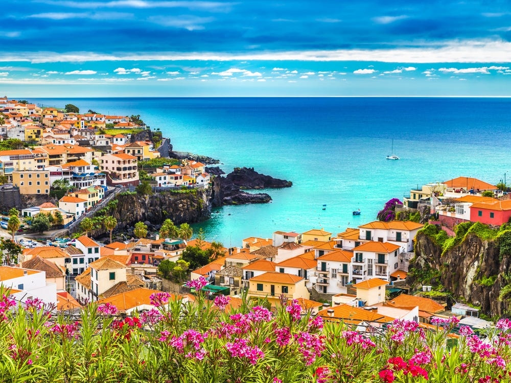 Quần đảo Madeira nằm giữa Đại Tây Dương, với 2 đảo chính là Madeira và Porto Santo. 
