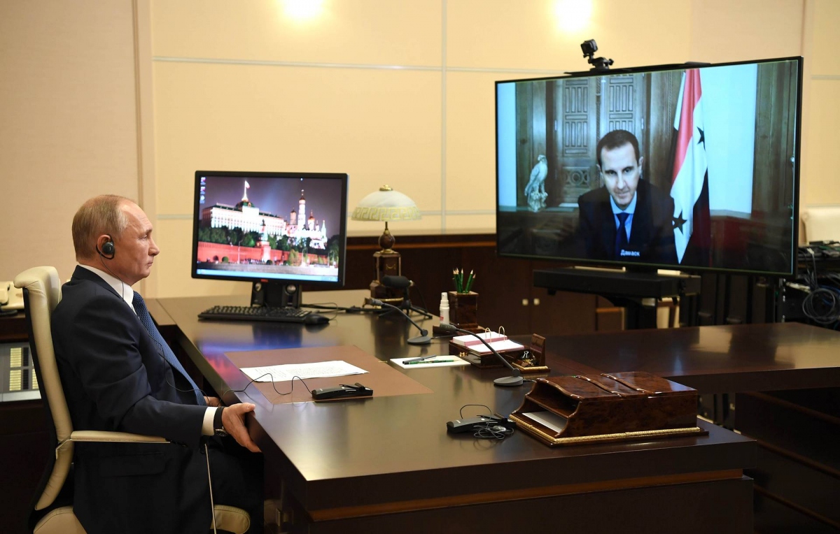 Tổng thống Nga V.Putin và Tổng thống Syria B.Asad trên màn hình tại cuộc gặp trực tuyến. Nguồn: Tass