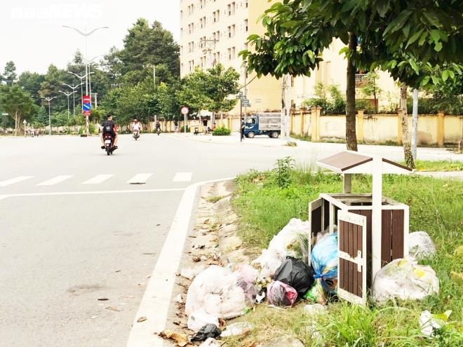 Những thùng rác dường như quá nhỏ, khiến rác bị vứt vương vãi ra ngoài.