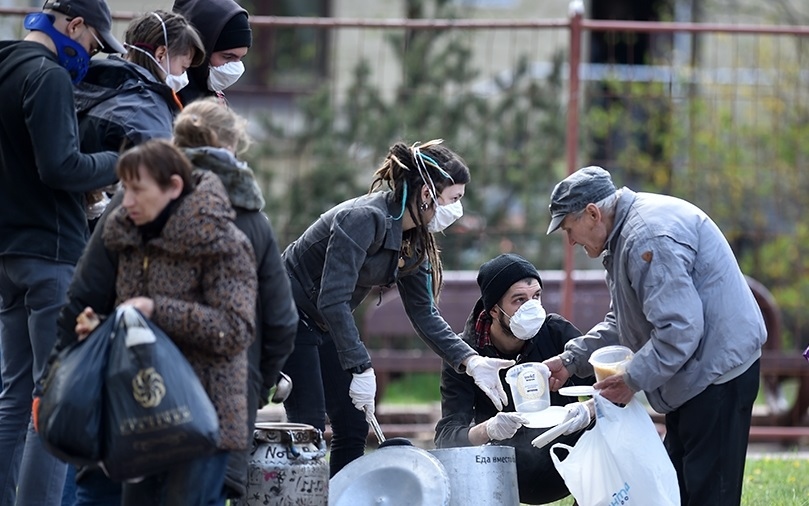 Người dân Belarus đeo khẩu trang ngừa Covid-19. Ảnh: al Jazeera.