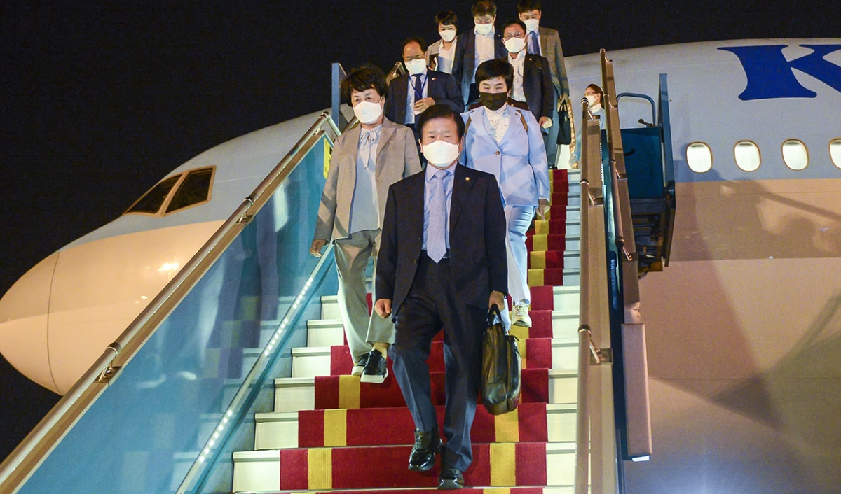 Speaker Park Byeong Seug and his entourage arrive in Hanoi on the evening of October 31. (Photo: quochoi,.vn)