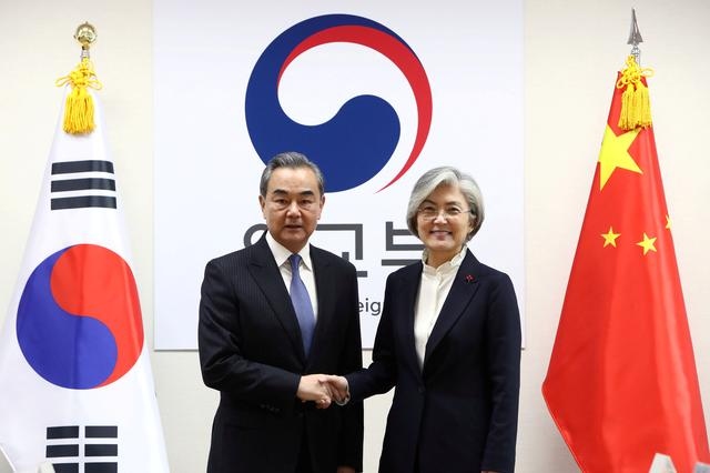 Ngoại trưởng Trung Quốc Vương Nghị và người đồng cấp Hàn Quốc Kang Kyung-hwa. Ảnh: Reuters