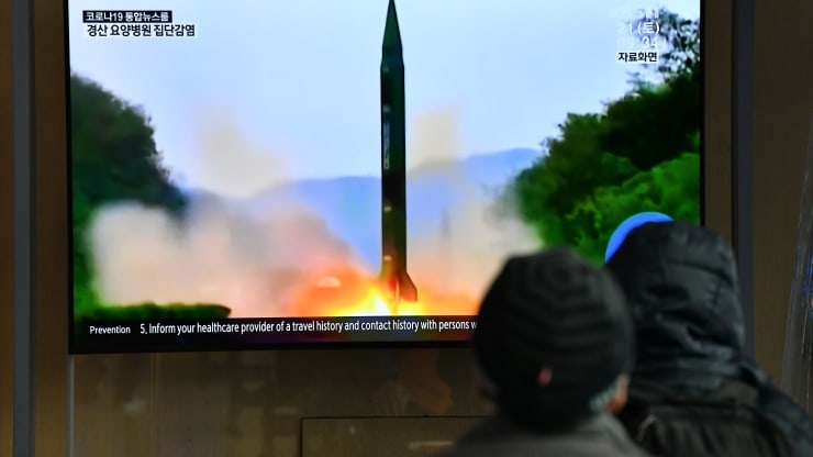 Người dân Hàn Quốc đang theo dõi hình ảnh Triều Tiên thử tên lửa tại một ga tàu ở Seoul ngày 21/3/2020. Ảnh: AFP