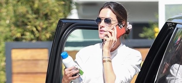 Alessandra Ambrosio để mặt mộc, mặc đồ khỏe khoắn lái siêu xe ra phố