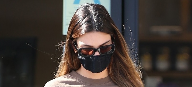 Kendall Jenner đi dép lê, lái siêu xe đi ăn trưa cùng bạn trai