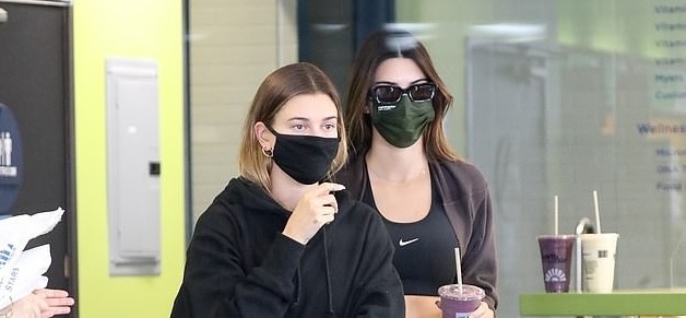Kendall Jenner khoe dáng đẹp eo thon ra phố cùng bạn thân Hailey Baldwin