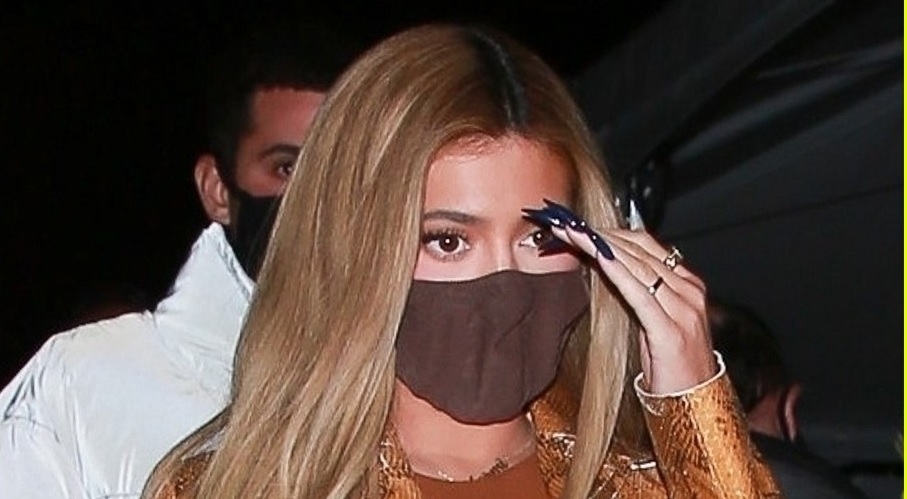 Kylie Jenner mặc đồ sang chảnh, liên tục dùng tay che mặt khi đi chơi đêm
