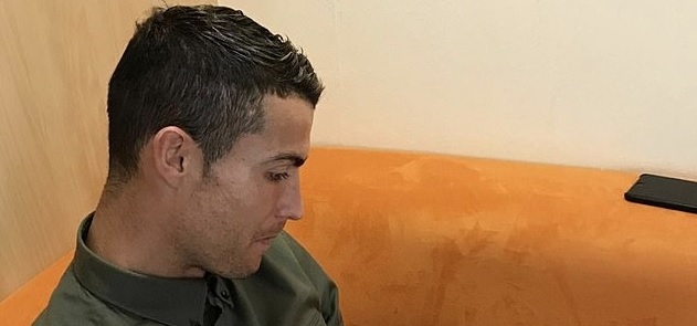 Bạn gái khoe ảnh C.Ronaldo căng thẳng cho con gái bú bình