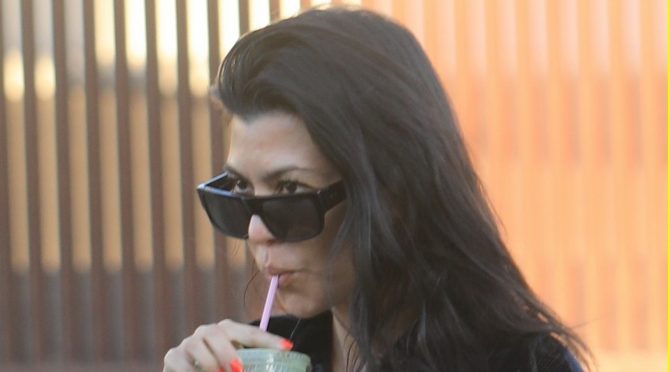 Chị gái Kim Kardashian uống matcha mát lạnh khi đi chơi cùng bạn bè