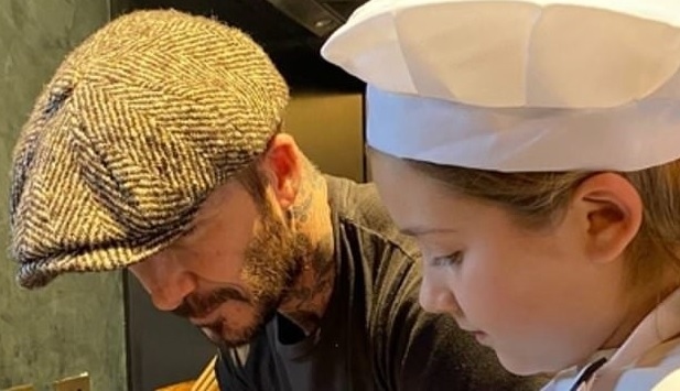 David Beckham hào hứng hướng dẫn con gái cưng cách làm bánh quy