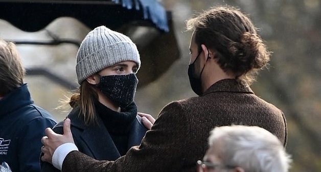 Nữ diễn viên "Harry Potter" Emma Watson công khai hẹn hò bạn trai trong công viên