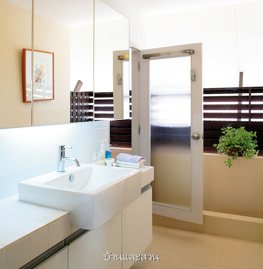 Phòng tắm được thiết kế dạng mở, được thông ra khu vực bên ngoài tầng 3. Mang màu sắc trắng sáng giúp không gian trở nên hiện đại, cuốn hút hơn.