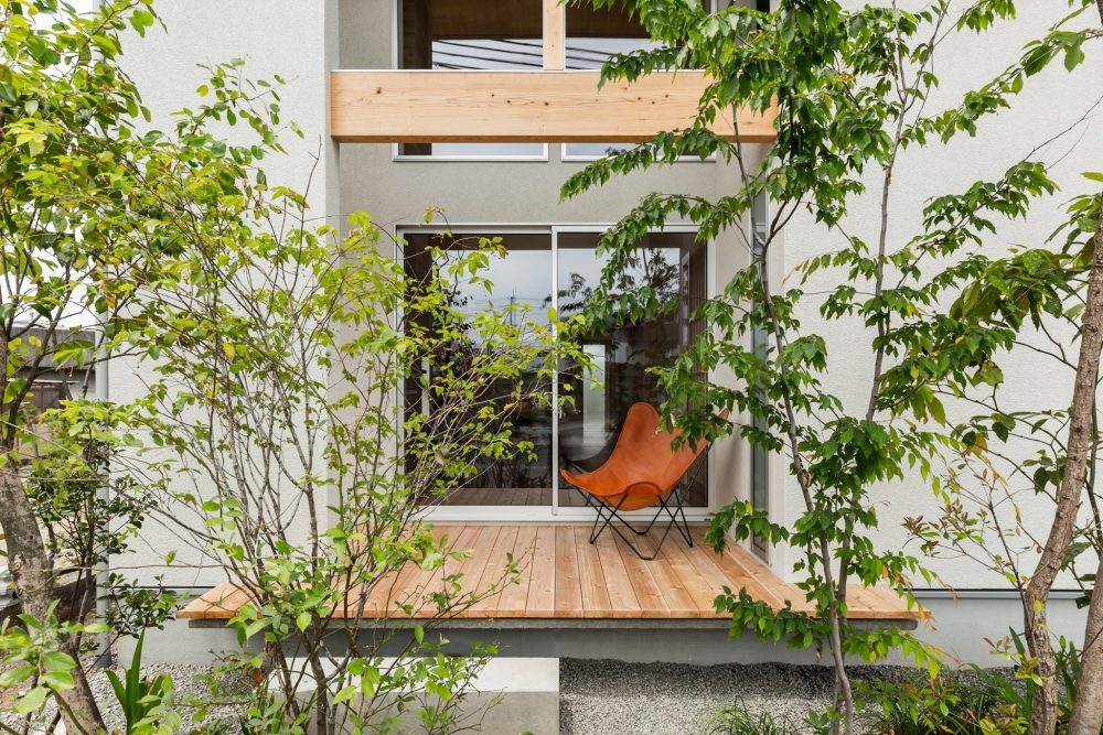 Để tăng không gian giúp mặt tiền căn nhà trông rộng và thoáng hơn đồng thời tạo đường cản nhiệt bằng cách trồng cây xanh làm khu vườn nhỏ trước nhà.