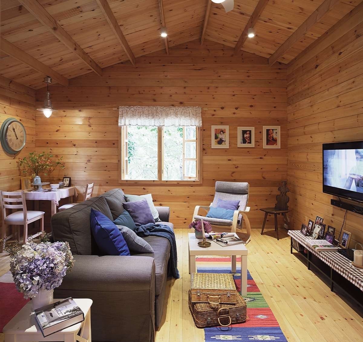 Đồ đạc, nội thất đơn giản, vui tươi, hoà hợp với màu gỗ thông của căn nhà.