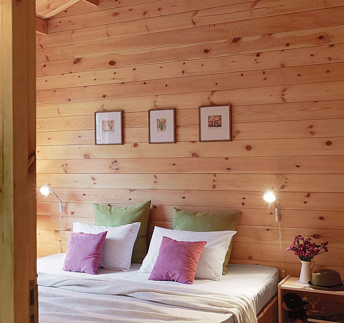 Phòng ngủ êm ái, nhẹ nhàng và tối giản.