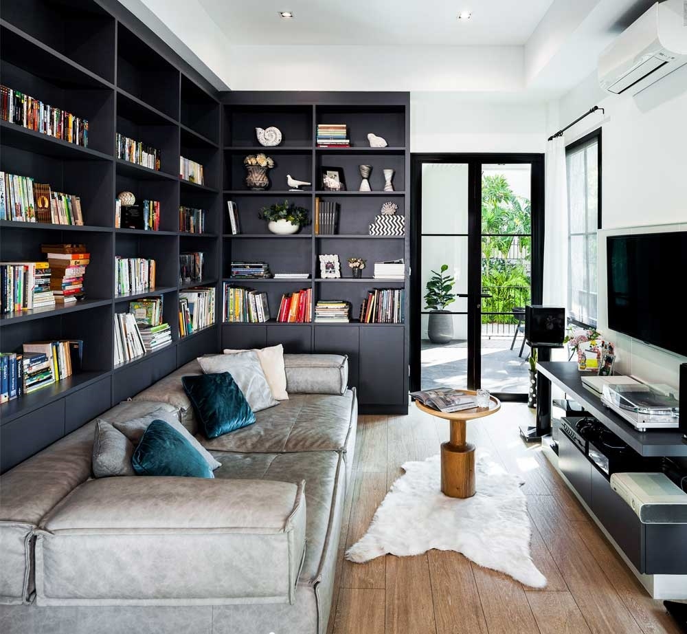 Một căn phòng riêng cho không gian đọc sách và thư giãn cùng chiếc ghế đệm lớn.