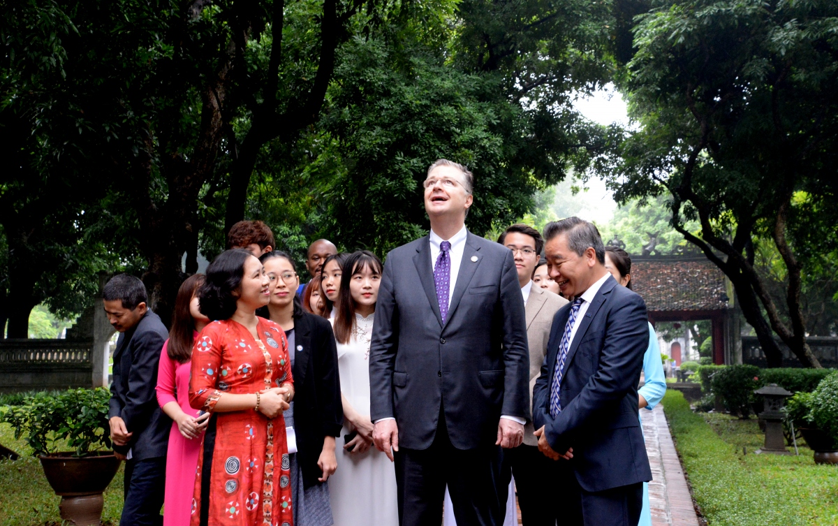 Đại sứ Mỹ ấn tượng với truyền thống hiếu học của Việt Nam khi thăm Văn Miếu - Quốc Tử Giám