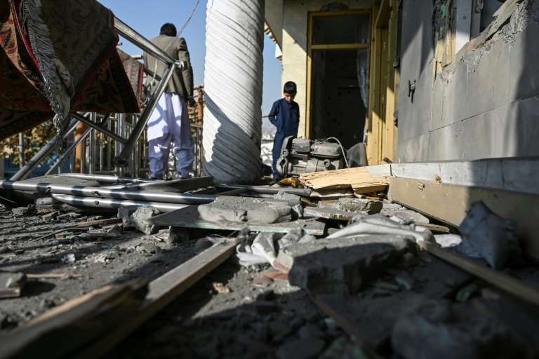 Tường và cửa sổ một số tòa nhà bị phá hủy sau các vụ tấn công bằng rocket. Ảnh: Wakil Kohsar