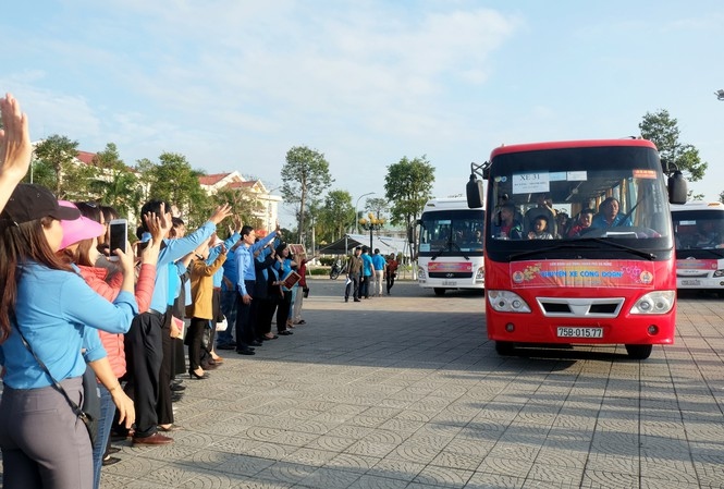 Hà Nội chuẩn bị 5.000 suất quà, xe đưa đón công nhân về quê ăn Tết