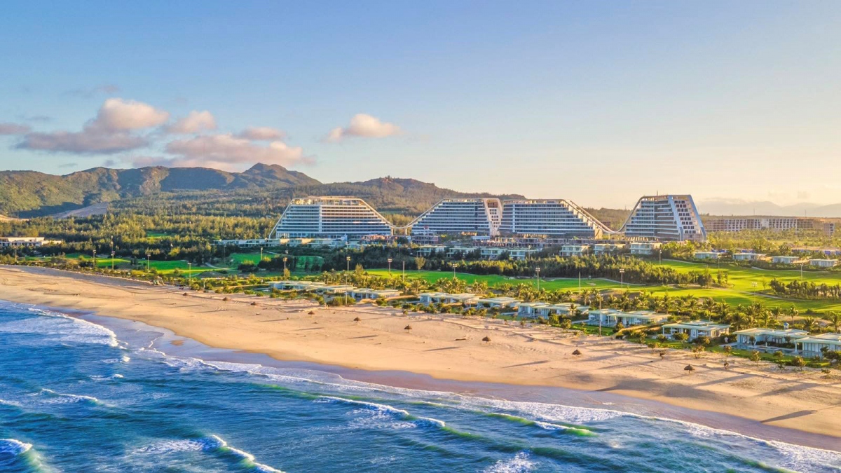 FLC Grand Hotel Quy Nhon được thiết kế như chuỗi ADN khổng lồ dài gần 1km bên bờ biển Nhơn Lý xinh đẹp.