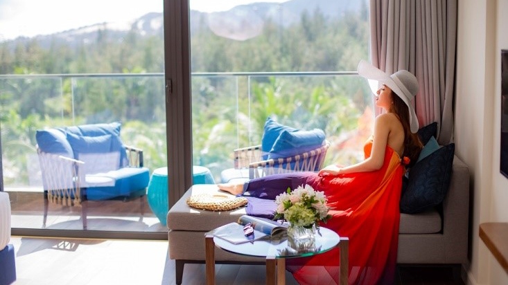 Thu trọn khung cảnh thiên nhiên mênh mang qua những khung cửa.